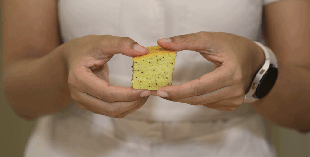 Lemon poppyseed cake