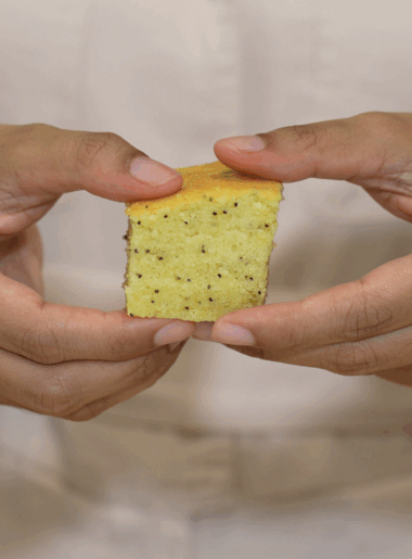 Lemon poppyseed cake
