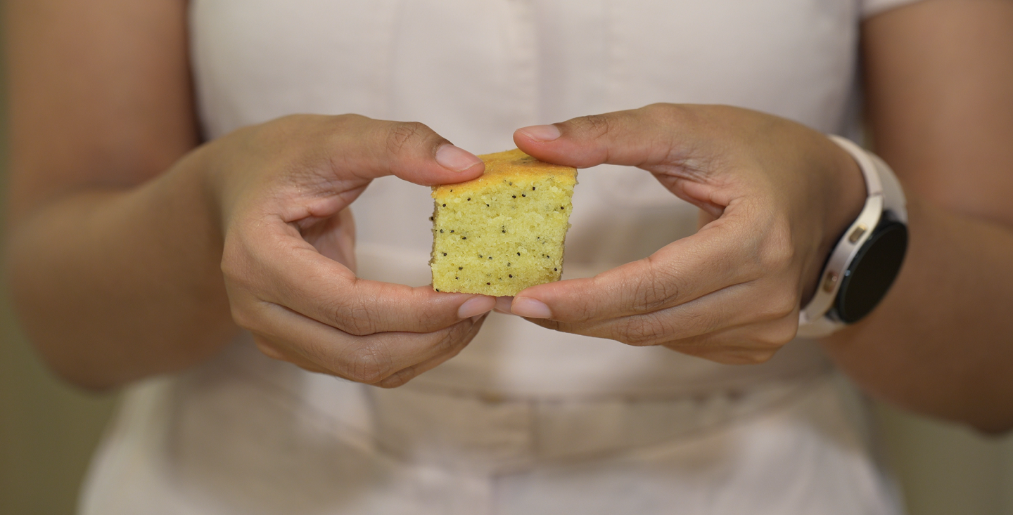 Lemon poppyseed cake